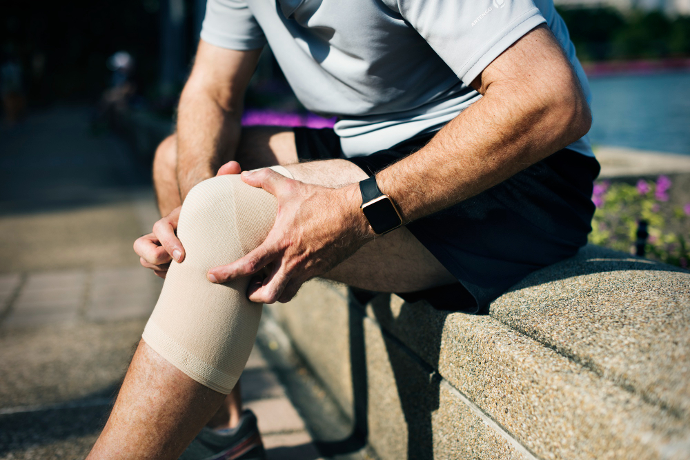 List of knee conditions treated including arthritis, ligament injuries, and meniscus tears