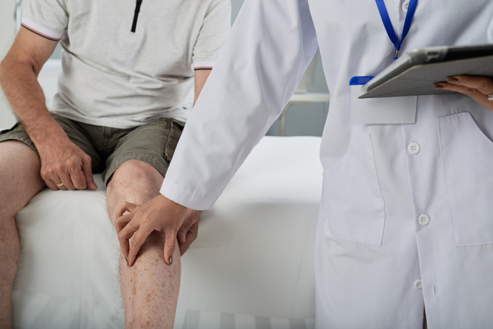 Specialist explaining knee pain root cause and treatment plan