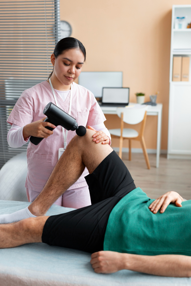 Knee pain specialist evaluating patient in Manalapan NJ clinic